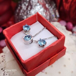 Beautiful Swarovski Crystal's Blue Crystal Solitaire Necklace W/Matching Earring
